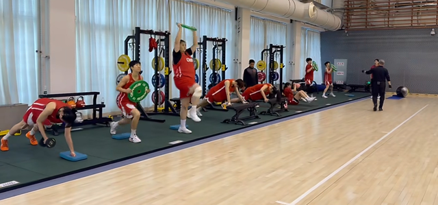 开云官网-刘禹彤、杨舒予在列！中国女篮最新训练画面出炉，宫鲁鸣接受采访