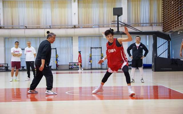 开云官网-刘禹彤、杨舒予在列！中国女篮最新训练画面出炉，宫鲁鸣接受采访